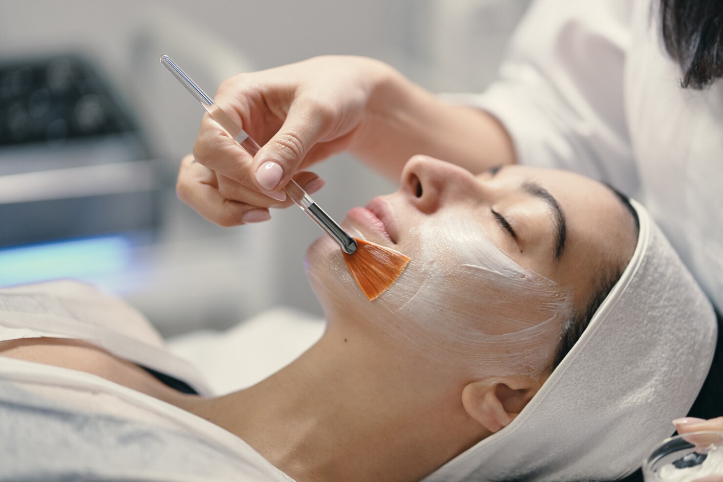 close-up-face-young-woman-relaxing-gentle_158595-4584